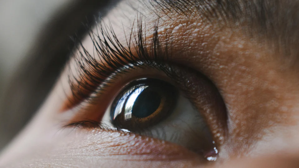 How to lighten the eyelash tint