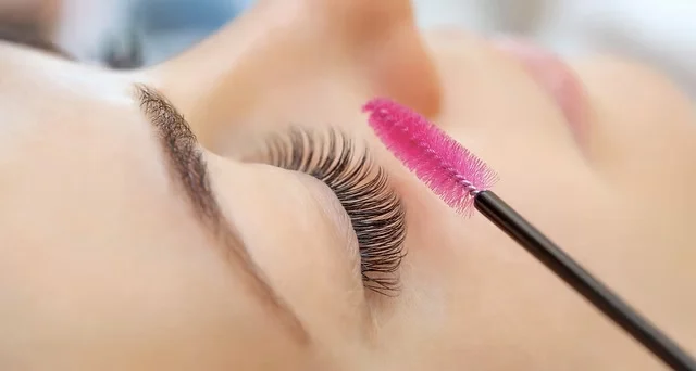 Comprehensive comparison infographic of all 5 eyelash straightening methods