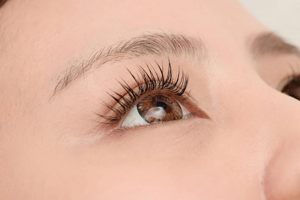 Realistic eyelash growth timeline showing gradual improvement over 12 weeks
