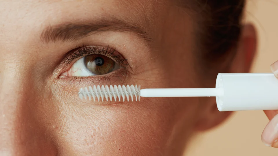 Step-by-step-guide-showing-how-to-apply-castor-oil-to-eyelashes-safely