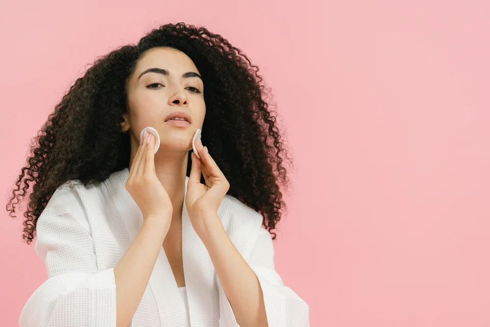 You-need-to-remove-the-makeup-before-applying-the-serum