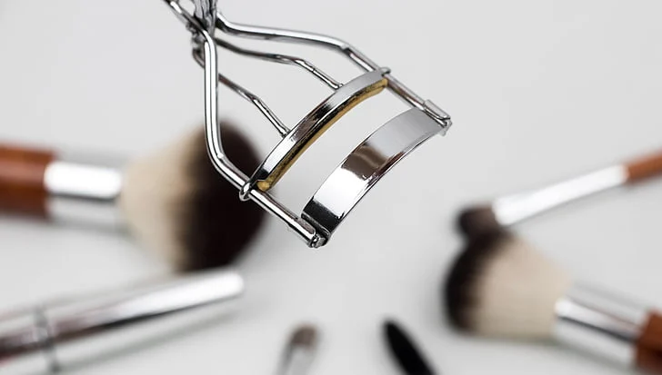 You-should-not-use-eyelash-curlers
