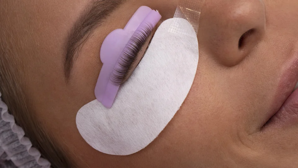 How to tint bottom lashes during lash lift