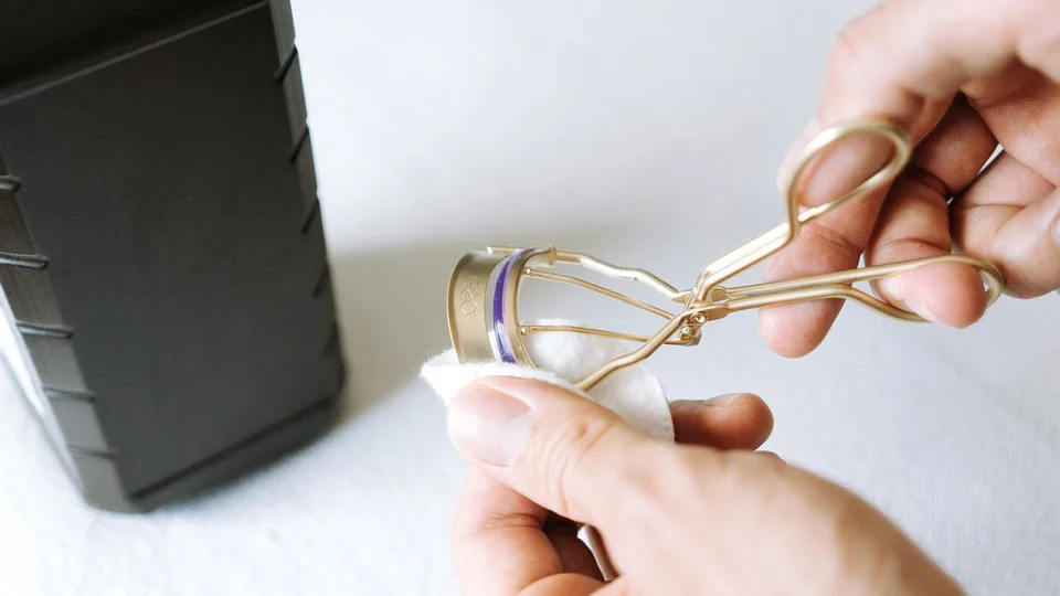 how to fix eyelash curler