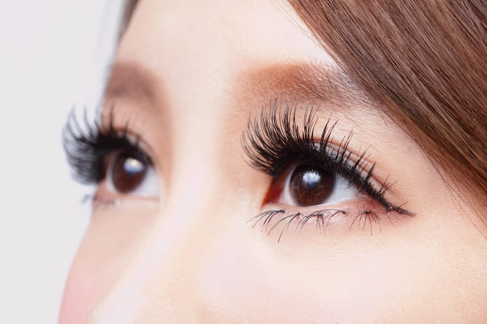 how to get out eyelash in eye