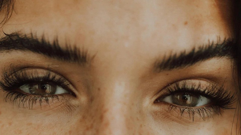 how to hide fake eyelash band
