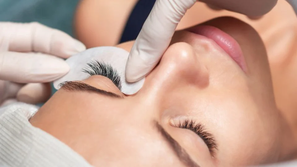 Comprehensive safety checklist for choosing qualified lash lift professionals including licensing verification and risk factors