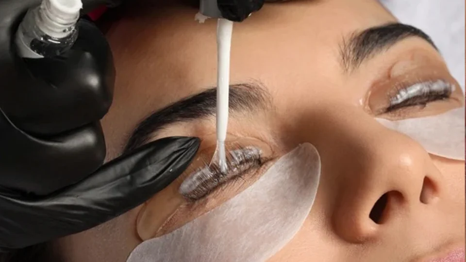 how to get lashes to stick to lash lift pad